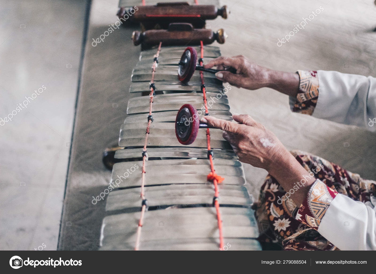 Man Use Batik Blankon Playing Gamelan Gender Slenthem Gamelan