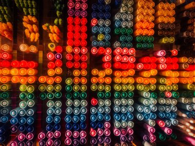 rafta renkli parlak kalemler arka plan