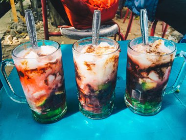 Doger Ice (Es Doger) Endonezya geleneksel tatlı. Çok lezzetli Es Doger. Endonezya geleneksel Dondurma