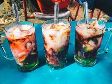 Doger Ice (Es Doger) Endonezya geleneksel tatlı. Çok lezzetli Es Doger. Endonezya geleneksel Dondurma