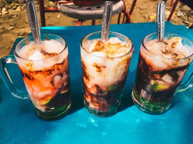 Doger Ice (Es Doger) Endonezya geleneksel tatlı. Çok lezzetli Es Doger. Endonezya geleneksel Dondurma