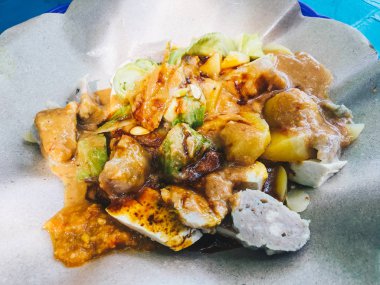 Balık kek köfte patates, yumurta ile siomay ve fıstık ve biber sosları ile servis lahana rulo