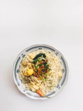 bakmi jowo, java erişte, orta java endonezya geleneksel gıda erişte, beyaz arka plan endonezya