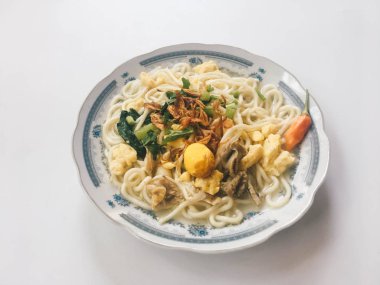 bakmi jowo, java erişte, orta java endonezya geleneksel gıda erişte, beyaz arka plan endonezya