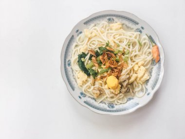 bakmi jowo, java erişte, orta java endonezya geleneksel gıda erişte, beyaz arka plan endonezya