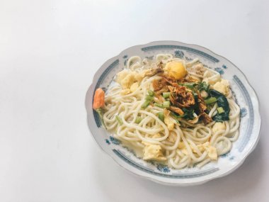 bakmi jowo, java erişte, orta java endonezya geleneksel gıda erişte, beyaz arka plan endonezya