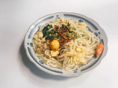 bakmi jowo, java erişte, orta java endonezya geleneksel gıda erişte, beyaz arka plan endonezya