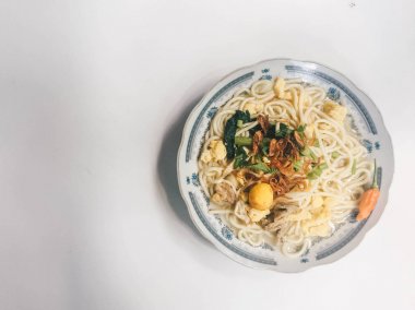 bakmi jowo, java erişte, orta java endonezya geleneksel gıda erişte, beyaz arka plan endonezya