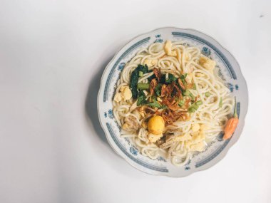bakmi jowo, java erişte, orta java endonezya geleneksel gıda erişte, beyaz arka plan endonezya