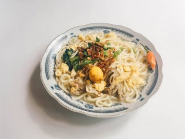 bakmi jowo, java erişte, orta java endonezya geleneksel gıda erişte, beyaz arka plan endonezya