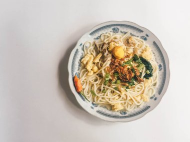 bakmi jowo, java erişte, orta java endonezya geleneksel gıda erişte, beyaz arka plan endonezya