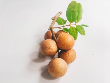 Beyaz arka planda izole edilmiş taze longan meyveleri