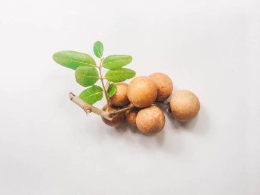 Beyaz arka planda izole edilmiş taze longan meyveleri