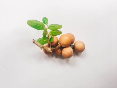 Beyaz arka planda izole edilmiş taze longan meyveleri