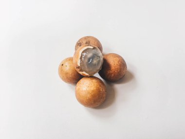 Beyaz arka planda izole edilmiş taze longan meyveleri