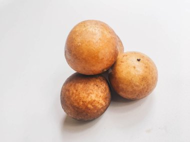 Beyaz arka planda izole edilmiş taze longan meyveleri