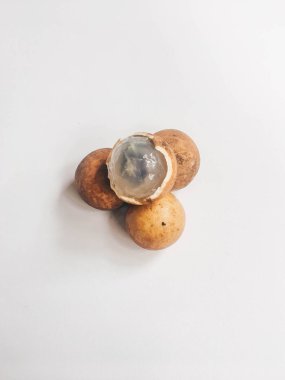 Beyaz arka planda izole edilmiş taze longan meyveleri
