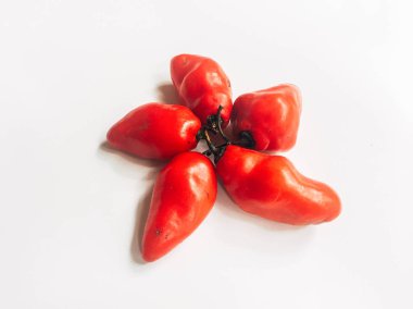 Taze kırmızı sıcak Habanero biber veya Gendol biber beyaz arka plan üzerinde yığın içinde