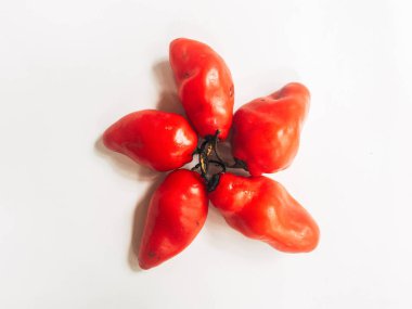 Taze kırmızı sıcak Habanero biber veya Gendol biber beyaz arka plan üzerinde yığın içinde