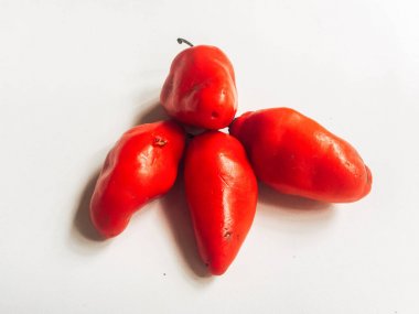 Taze kırmızı sıcak Habanero biber veya Gendol biber beyaz arka plan üzerinde yığın içinde