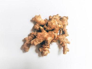 Beyaz arka planda Çiğ Taze zencefil kökleri. zencefil kökü