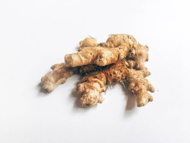 Beyaz arka planda Çiğ Taze zencefil kökleri. zencefil kökü