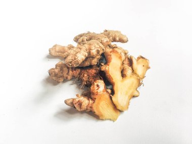 Beyaz arka planda Çiğ Taze zencefil kökleri. zencefil kökü