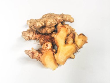 Beyaz arka planda Çiğ Taze zencefil kökleri. zencefil kökü