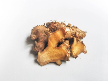 Beyaz arka planda Çiğ Taze zencefil kökleri. zencefil kökü