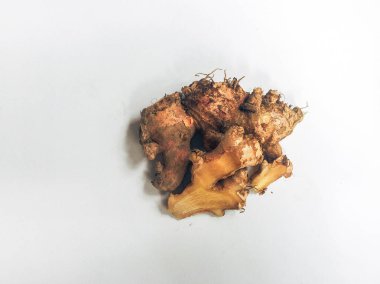 Beyaz arka planda Çiğ Taze zencefil kökleri. zencefil kökü