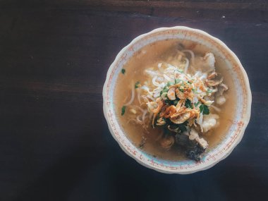 Soto Sapi Boyolali. Boyolali dan Beef Soto, Beyaz kase ve siyah ahşap masa arka plan Boyolali Endonezya Geleneksel Gıda