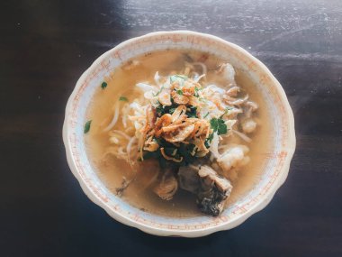 Soto Sapi Boyolali. Boyolali dan Beef Soto, Beyaz kase ve siyah ahşap masa arka plan Boyolali Endonezya Geleneksel Gıda