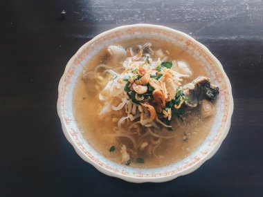 Soto Sapi Boyolali. Boyolali dan Beef Soto, Beyaz kase ve siyah ahşap masa arka plan Boyolali Endonezya Geleneksel Gıda