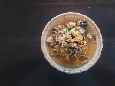 Soto Sapi Boyolali. Boyolali dan Beef Soto, Beyaz kase ve siyah ahşap masa arka plan Boyolali Endonezya Geleneksel Gıda