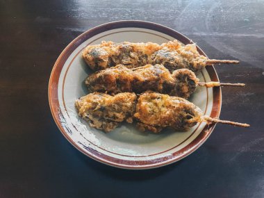 Sate otak. yumurtada kızarmış bir beyninden yapılmış Satay. boyolali, Endonezya 'dan geleneksel Satay