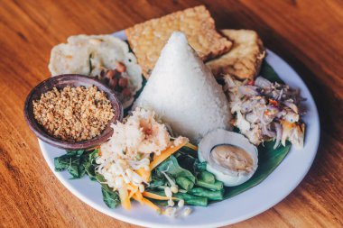 Java geleneksel gıda nasi tumpeng veya Endonezya nasi campur veya tumpeng pirinç, sambal matah, tuzlu yumurta, karışık sebze veya pecel, tofu ve tempeh ile karışık pirinç. Geleneksel Endonezya mutfak gıda