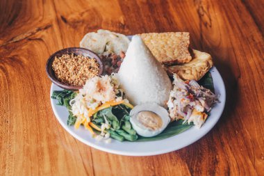 Java geleneksel gıda nasi tumpeng veya Endonezya nasi campur veya tumpeng pirinç, sambal matah, tuzlu yumurta, karışık sebze veya pecel, tofu ve tempeh ile karışık pirinç. Geleneksel Endonezya mutfak gıda