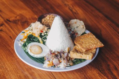 Java geleneksel gıda nasi tumpeng veya Endonezya nasi campur veya tumpeng pirinç, sambal matah, tuzlu yumurta, karışık sebze veya pecel, tofu ve tempeh ile karışık pirinç. Geleneksel Endonezya mutfak gıda