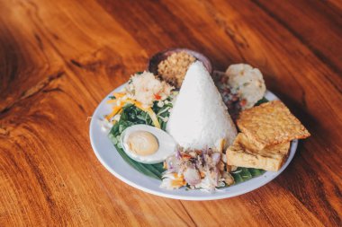 Java geleneksel gıda nasi tumpeng veya Endonezya nasi campur veya tumpeng pirinç, sambal matah, tuzlu yumurta, karışık sebze veya pecel, tofu ve tempeh ile karışık pirinç. Geleneksel Endonezya mutfak gıda