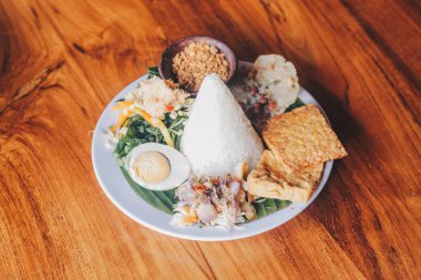 Java geleneksel gıda nasi tumpeng veya Endonezya nasi campur veya tumpeng pirinç, sambal matah, tuzlu yumurta, karışık sebze veya pecel, tofu ve tempeh ile karışık pirinç. Geleneksel Endonezya mutfak gıda