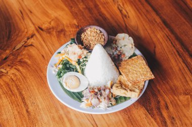 Java geleneksel gıda nasi tumpeng veya Endonezya nasi campur veya tumpeng pirinç, sambal matah, tuzlu yumurta, karışık sebze veya pecel, tofu ve tempeh ile karışık pirinç. Geleneksel Endonezya mutfak gıda