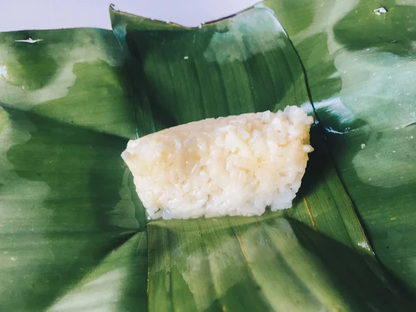 磁带Ketan印尼传统食品与香蕉叶是准备吃 发酵粘米 来自印度尼西亚的传统食物 在白色背景上隔离 — 图库照片
