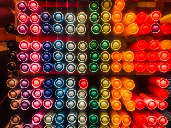 Sfondo Penne Luminose Colorate Sullo Scaffale — Foto Stock