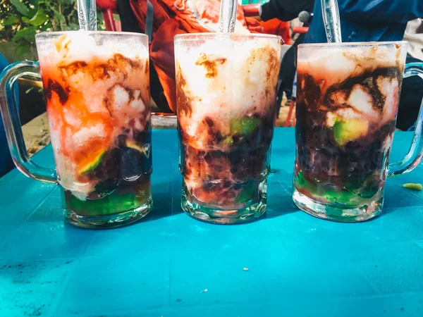 Doger Ice (Es Doger) Endonezya geleneksel tatlı. Çok lezzetli Es Doger. Endonezya geleneksel Dondurma