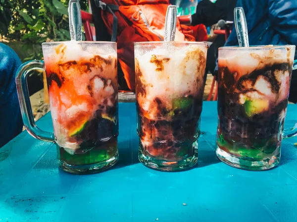 Doger Ice (Es Doger) Endonezya geleneksel tatlı. Çok lezzetli Es Doger. Endonezya geleneksel Dondurma