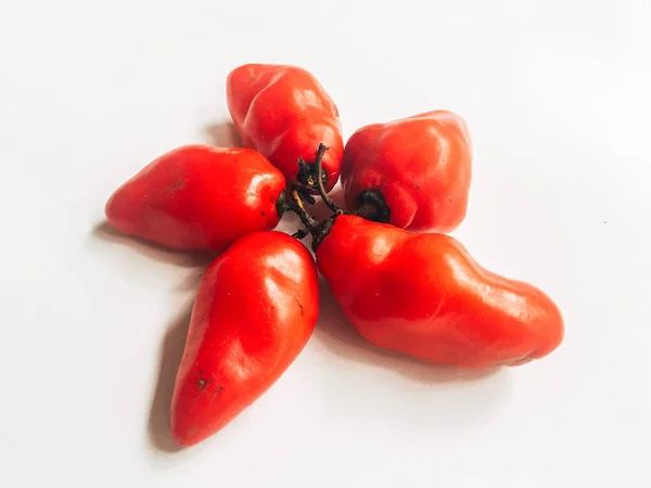 Poivrons Rouges Frais Habanero Chili Gendol Tas Sur Fond Blanc — Photo