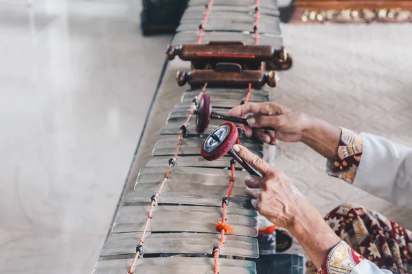 Hombre Usa Batik Blankon Jugando Gamelan Gender Slenthem Gamelan Instrumentos —  Fotos de Stock