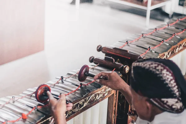 Yogyakarta Indonesia Agosto 2019 Viejo Asiático Tocando Instrumento Tradicional —  Fotos de Stock