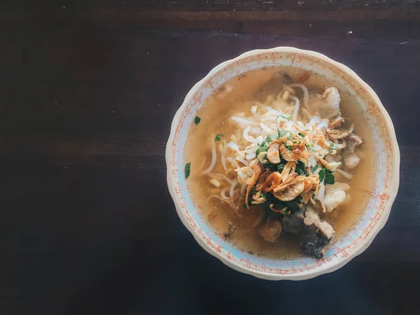 博约拉利牛肉索托从博约拉利 印度尼西亚传统食品从博约拉利在白色碗和黑木表背景 — 图库照片