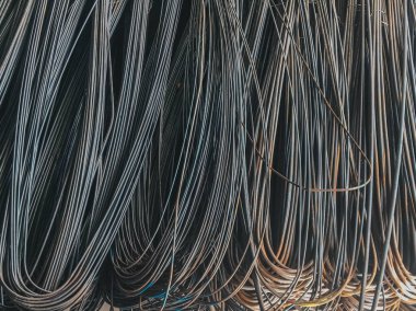 Şantiyede Paslanmaz Çelik tel Rulolar. Depoda beton için Metal Çelik takviyeli çubuk kapatılması. İnşaat Konsepti